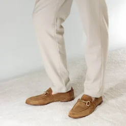 Mocassino Da Uomo In Camoscio Colore Marrone Chiaro Con Morsetto Colore Oro